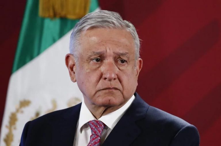 Se desploma la aprobación de AMLO