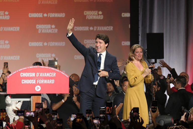 Trudeau se autoaísla mientras su esposa es examinada por COVID-19