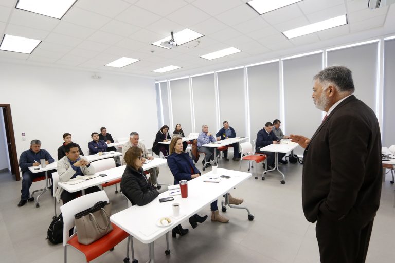 Capacitan a docentes de la UA de C para ser evaluadores