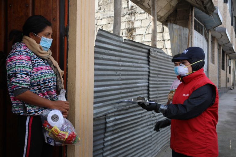 El coronavirus golpea tres veces a las mujeres: por la salud, por la violencia doméstica y por cuidar de los otros