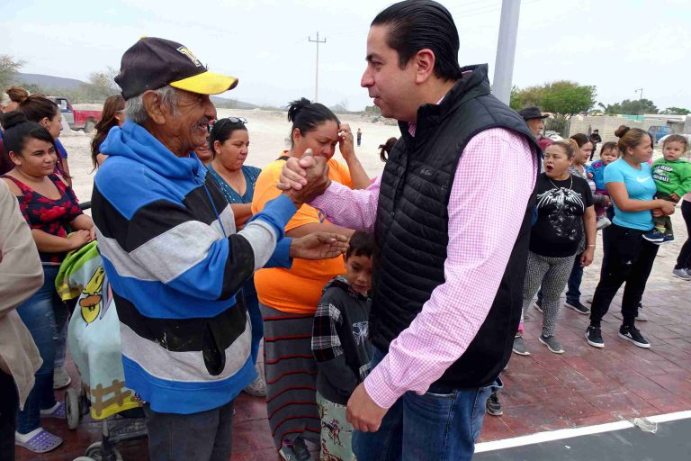 Entrega Chema plaza en ejido La Leona