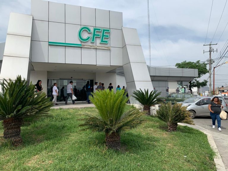 Largas filas y falta de medidas anticoronavirus en la CFE