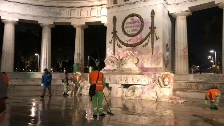 Limpian monumentos, esculturas, paredes tras marcha