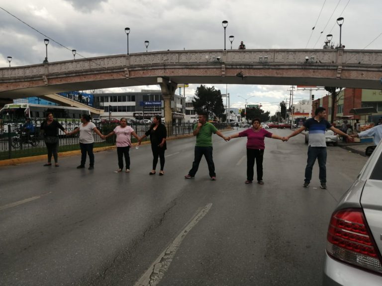 Paralizan el V. Carranza familiares de lesionados en accidente de la Ruta Ramos; clínica les negaba la atención