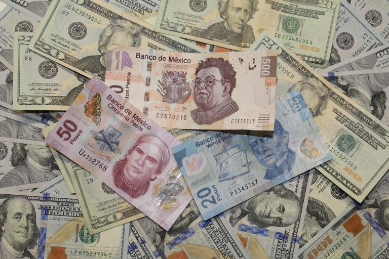 Peso mexicano supera barrera de 25 unidades por dólar por volatilidad global