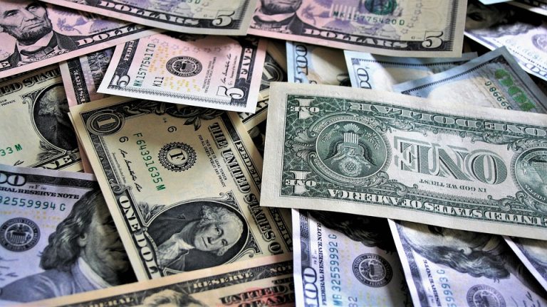 Peso se hunde a mínimo histórico: dólar casi toca los 23 pesos