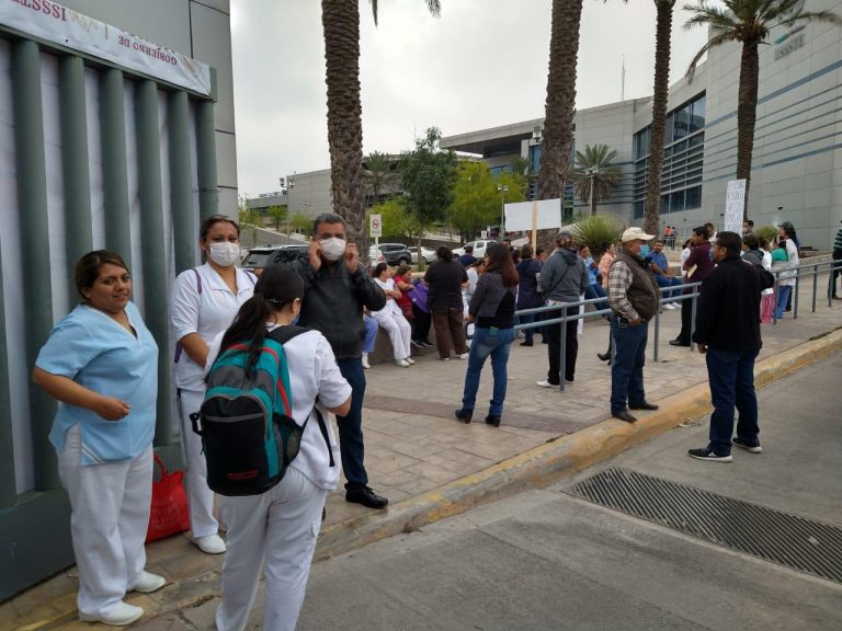 Se manifiestan trabajadores de la salud en el Hospital del ISSSTE