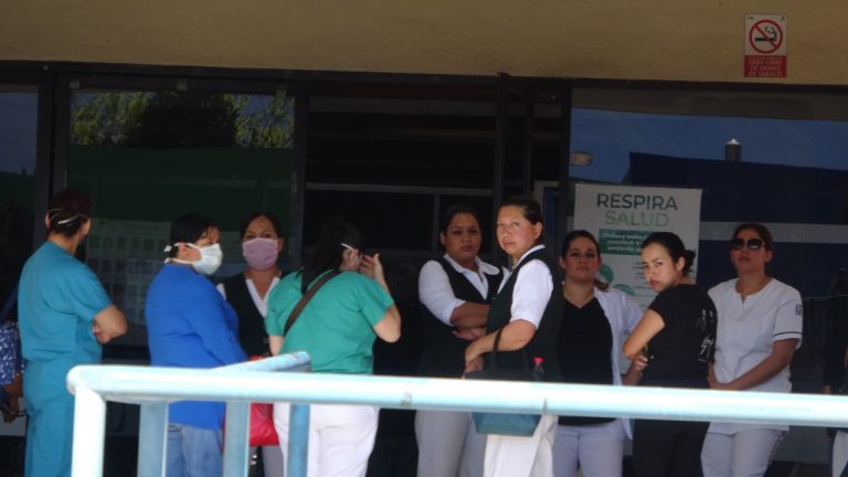 Se manifiestan enfermeras del IMSS en Saltillo por falta de material