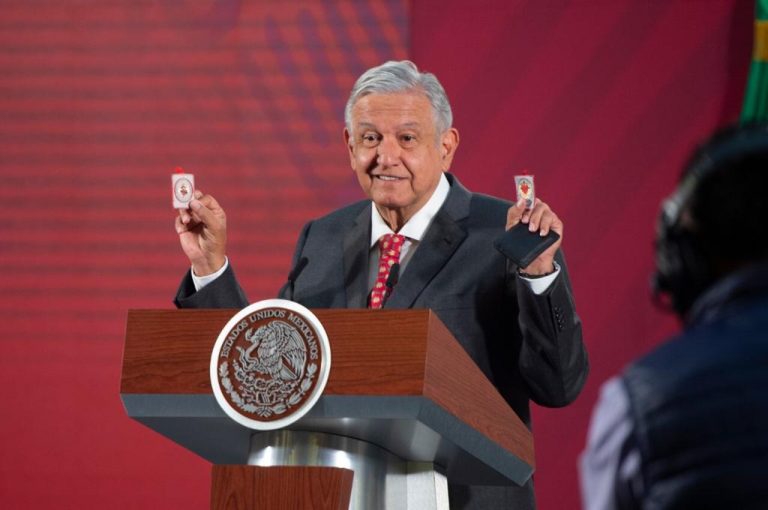 Un Sagrado Corazón de Jesús, un trébol y un dólar: los escudos protectores de AMLO