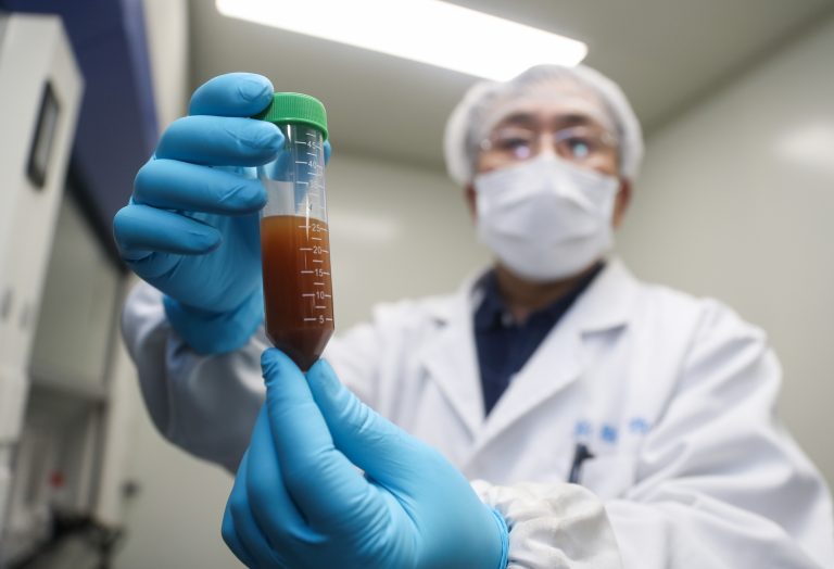 Vacunas chinas contra coronavirus pronto estarán listas para ensayos clínicos