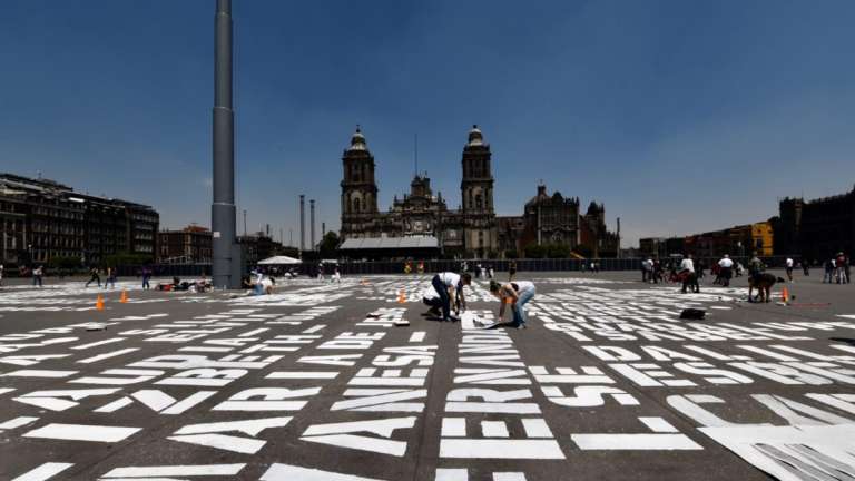 Pintan nombres de víctimas de feminicidios en la plancha del Zócalo