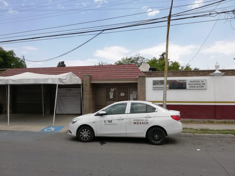 Arriban migrantes a estación del INM en Saltillo; habría uno con síntomas de Covid-19