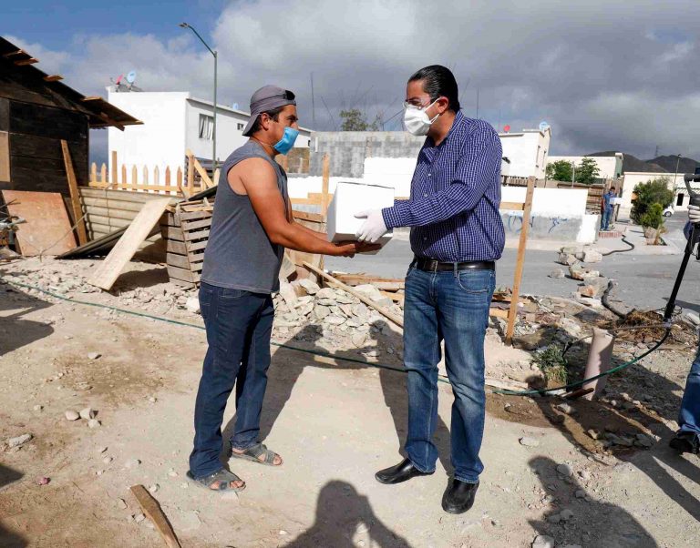 Chema Morales entrega apoyo alimenticio a las familias