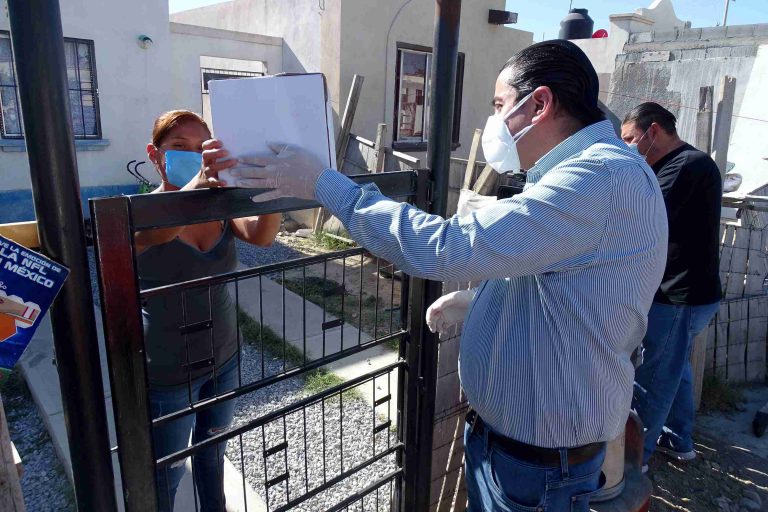 Entrega Chema Morales paquete alimenticio en colonia Valle Poniente con apoyo de MUDE y Chrysler