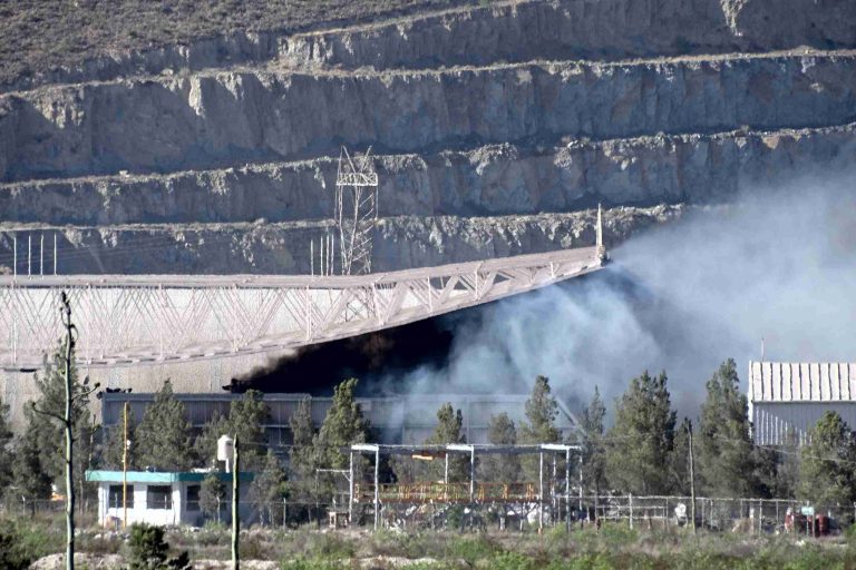 Nave industrial adjunta a empresa cementera Holcim se incendia sin lesionados