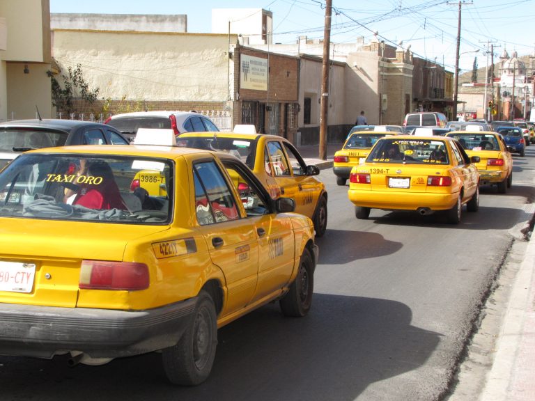 Pandemia golpea duro a taxistas, se ven forzados a devolver unidades