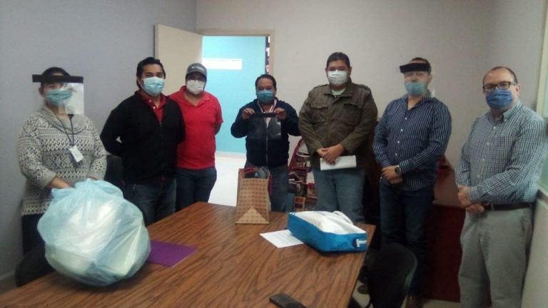 Apoya Escuela de Medicina Unidad Norte de la UA de C con caretas protectoras en Hospital General Piedras Negras