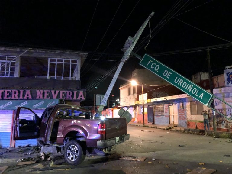 Muere tras destrozar su camioneta