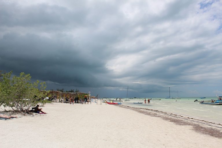 Cierran playas de México para evitar propagación de COVID-19