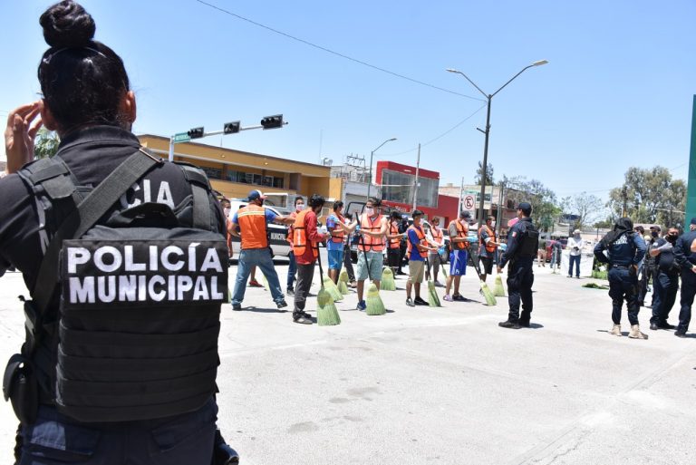 Ponen a jóvenes a barrer calles en Durango por no respetar medidas sanitarias