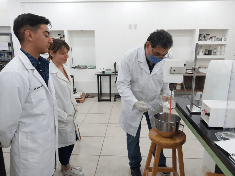 Estudiantes de la Facultad de Ciencias Químicas elaboran gel sanitizante y agentes desinfectantes por contingencia sanitaria