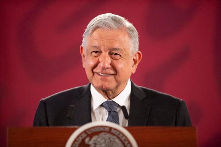 Otra pifia de AMLO, se niega a usar el cubre bocas