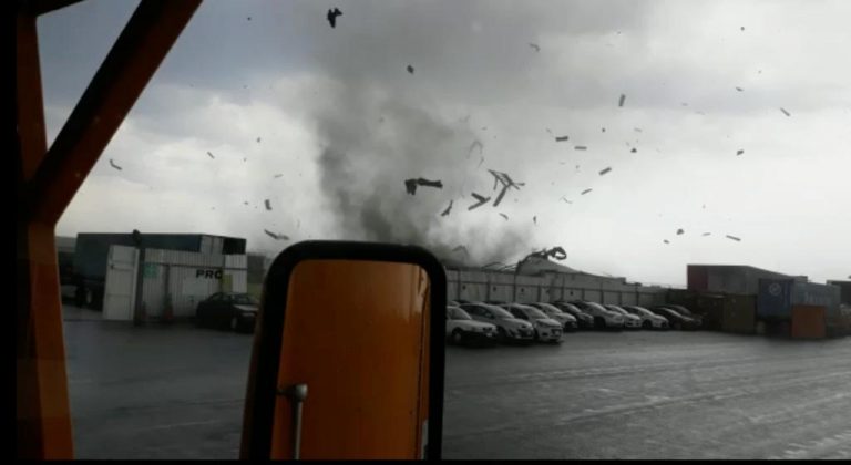 Tornado crea caos y destrucción en Apodaca, Nuevo León. Reportan al menos una persona sin vida