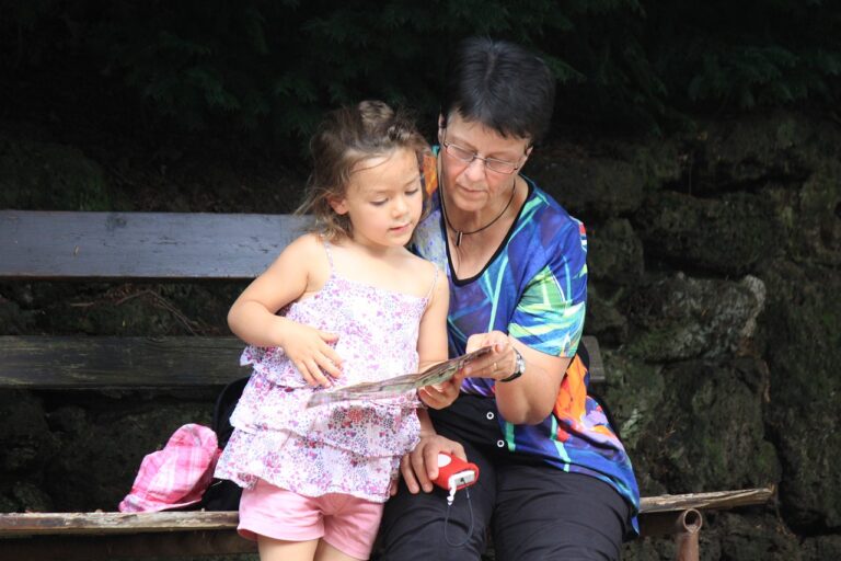 Abuelitos no podrán cuidar a sus nietos por un largo tiempo tras Covid-19