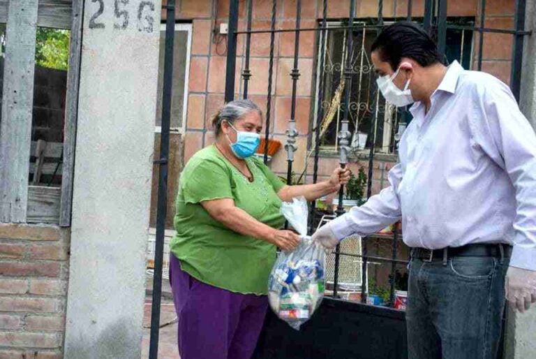 Chema Morales acude a Peña Alta, La Palma y Anacahuita entregando apoyos alimenticios