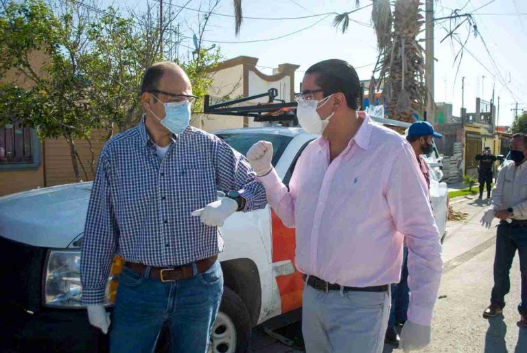 Chema Morales entrega paquetes de alimentos en Escorial