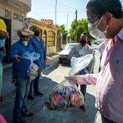 Chema Morales entrega a habitantes de Escorial I y II mil paquetes alimenticios 3