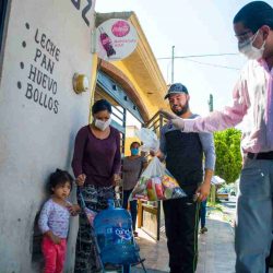 Chema Morales entrega a habitantes de Escorial I y II mil paquetes alimenticios 4