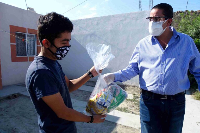 Chema Morales llega a Parajes de los Pinos con mil 600 apoyos alimenticios