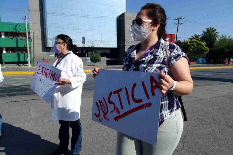 Se manifiestan por despido injustificado de doctoras en el IMSS