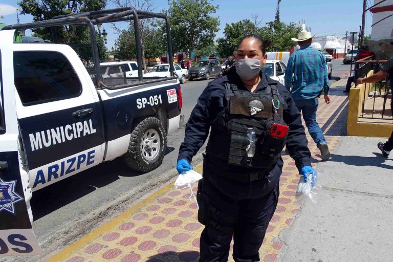 Policía municipal de Ramos Arizpe entrega cubre bocas en zona centro