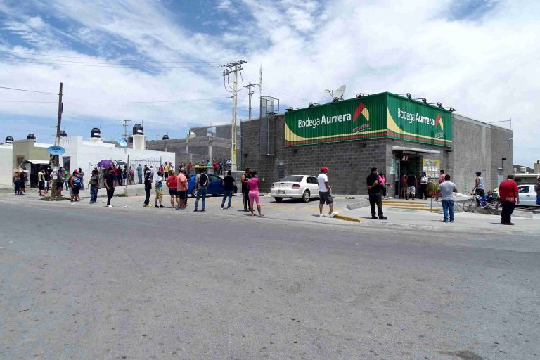 Sin preocuparse por Susana Distancia, ramosarizpenses se aglomeran por cerveza en colonia Villasol