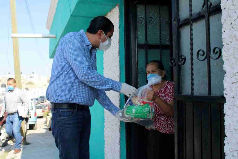 Chema Morales entrega mil 500 apoyos alimenticios en colonia Mirador