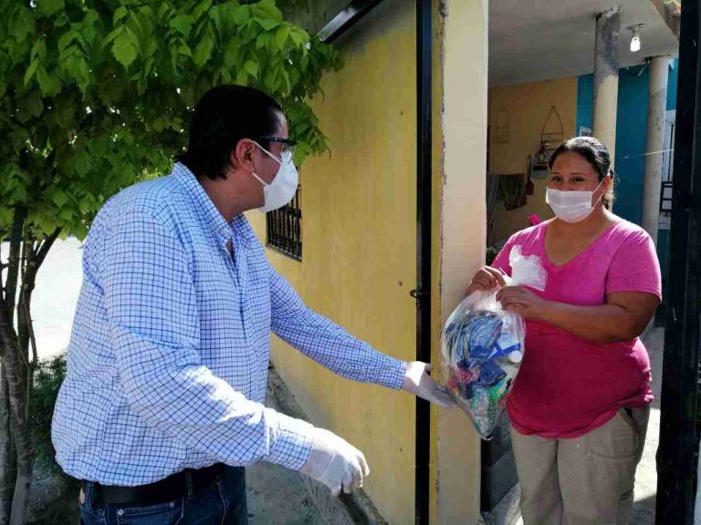 Chema Morales llega a la colonia Cactus para entregar mil paquetes alimenticios a la ciudadanía