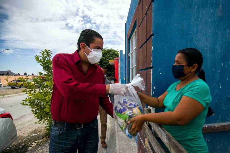 Continúa Chema entrega de apoyos, esta vez en la colonia La Estación