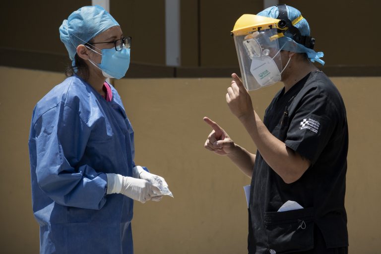 En pleno embate de COVID-19, el gobierno a estudiantes de medicina: o vuelven a los hospitales, o se les quita la beca