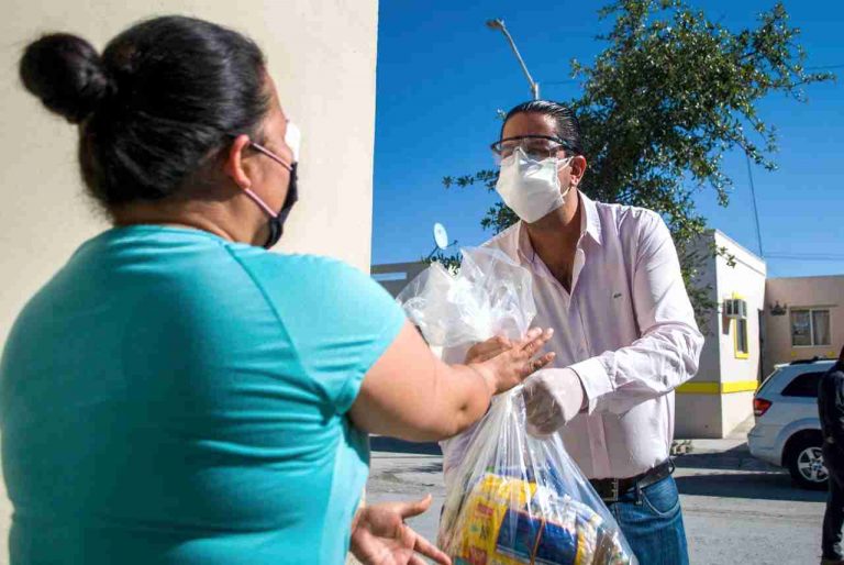 Lleva Chema Morales a Villa Sol mil 800 paquetes alimenticios