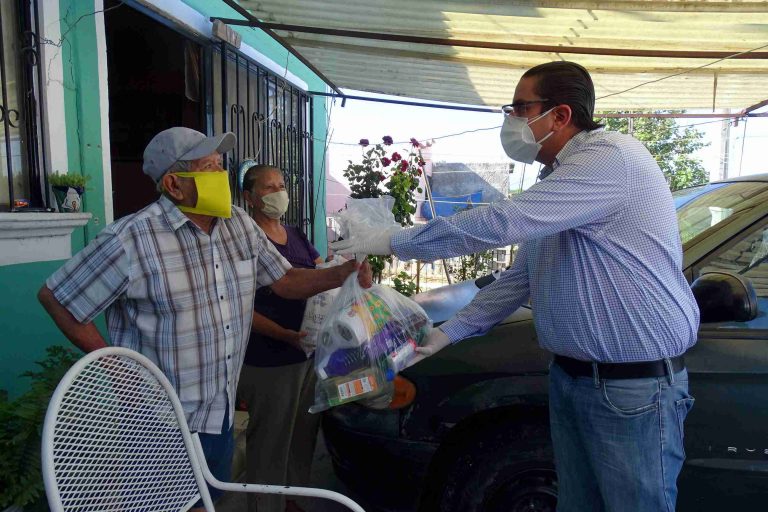 Lleva apoyos Chema Morales a la colonia Manantiales del Valle