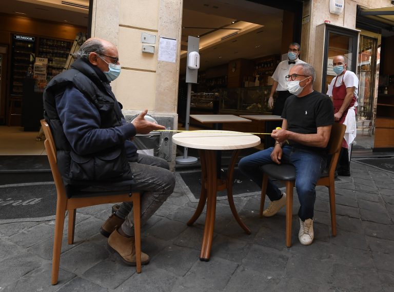 Reabren la basílica de San Pedro, cafés y restaurantes en Italia