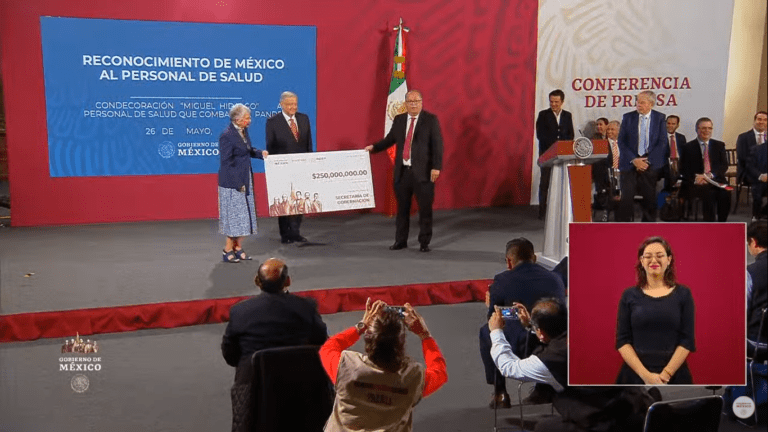 Recibe Gobernación cheque de 250 mdp para premios a personal médico que atiende COVID-19