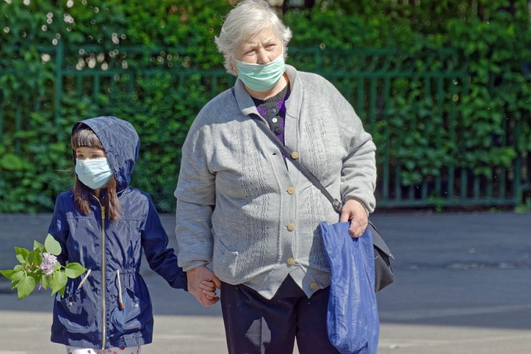 Una vez levantada la cuarentena las abuelas no podrán cuidar a sus nietos durante un largo tiempo