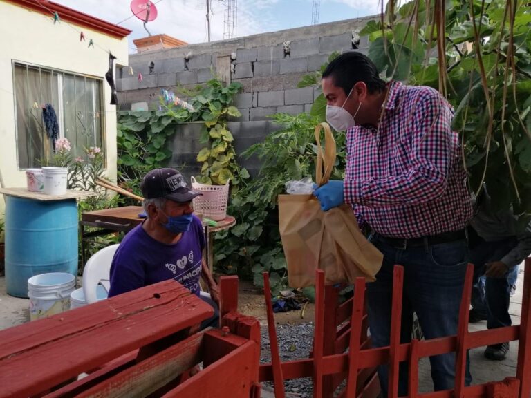 Chema Morales visita la colonia Valle Poniente entregando kits sanitizantes