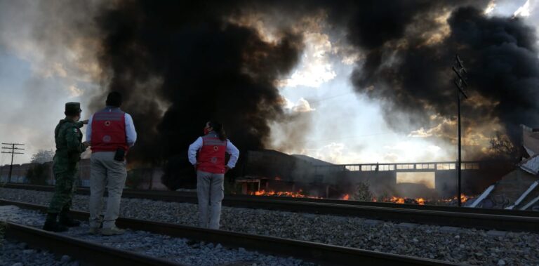 Se incendia recicladora al norte de Saltillo