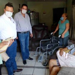 Alcalde entrega casa por casa sillas de ruedas y aparatos ortopédicos a beneficiarios del DIF Ramos Arizpe 4