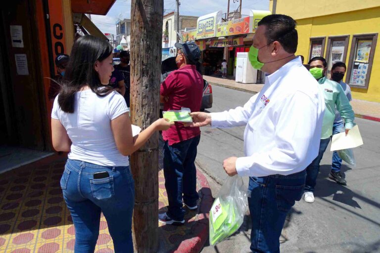 Ayuntamiento de Ramos Arizpe realiza recorrido en Zona Centro entregando cubrebocas