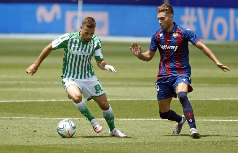 Golean al Betis con Guardado y Lainez en la cancha